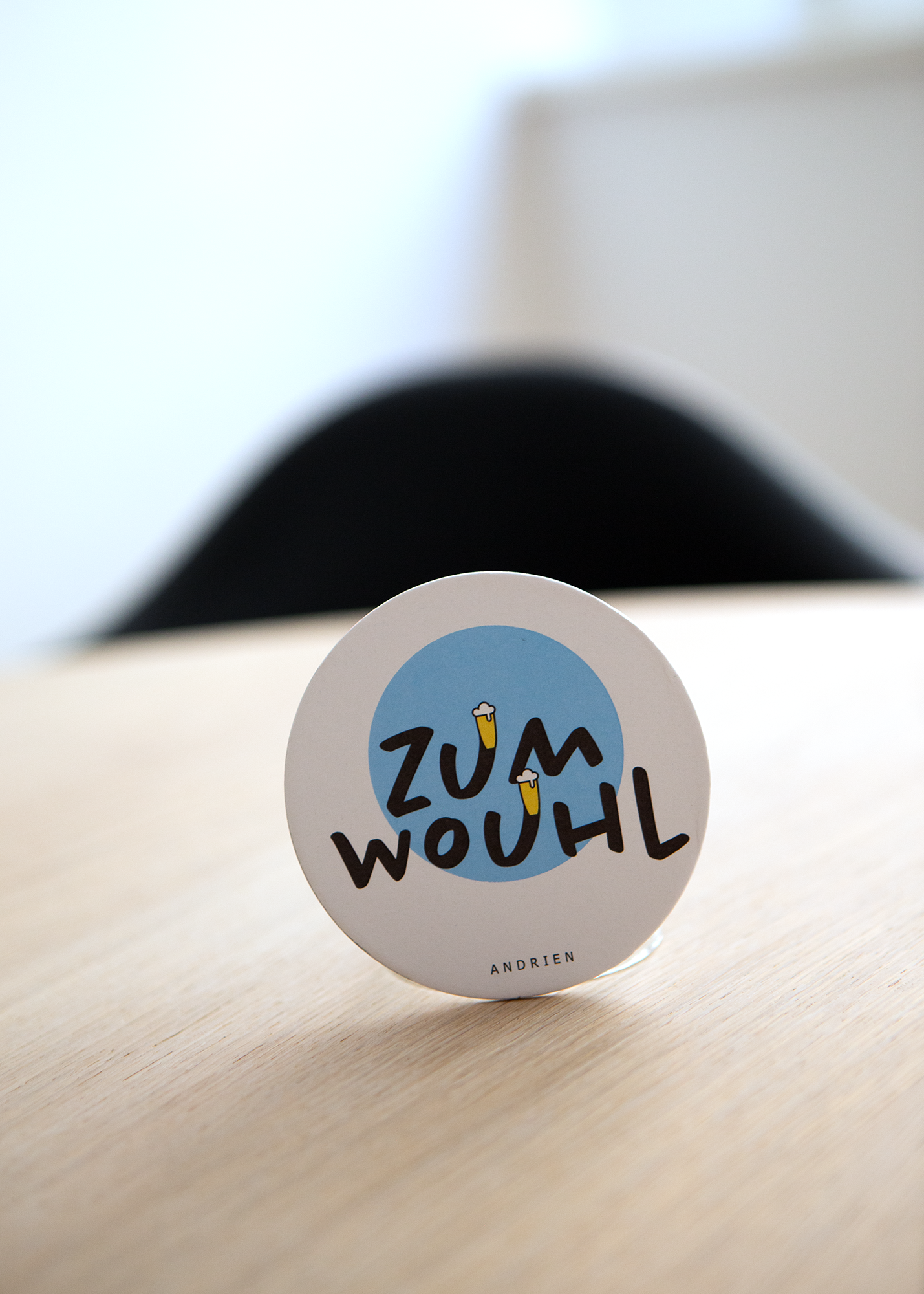 Bierdeckel des Hofschanks Andrien mit Südtiroler Trinkspruch, hellblauem Farbelement und Bierglas-Illustrationen.