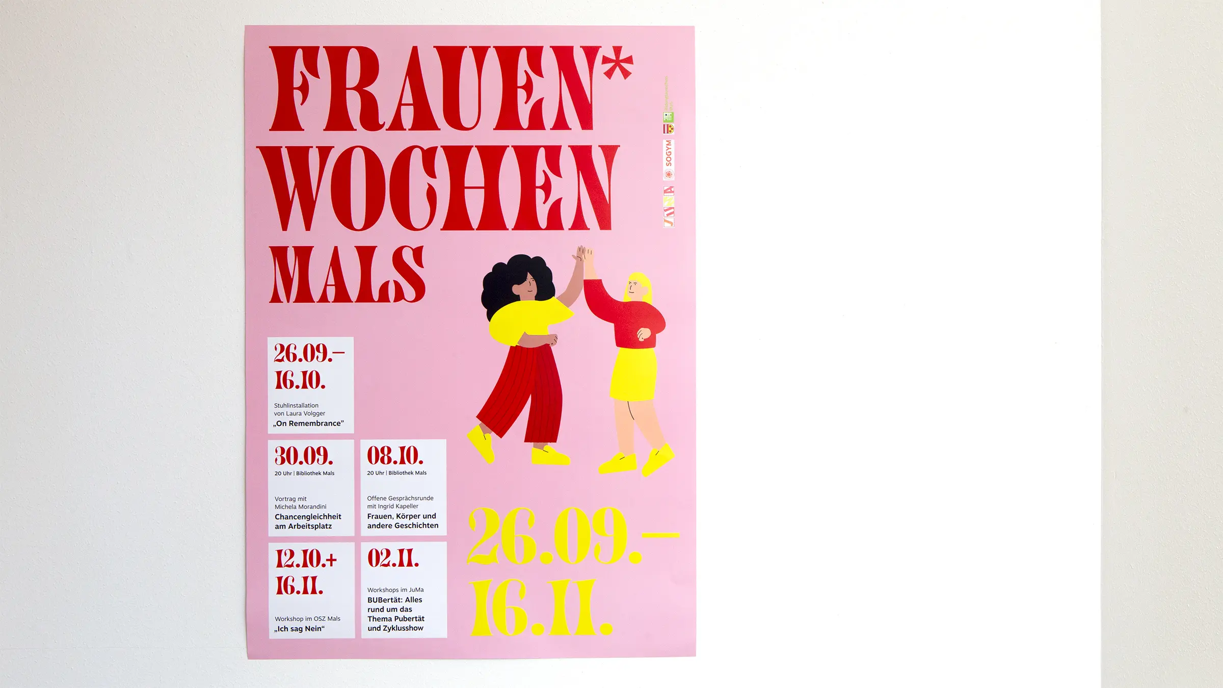 Plakat für die Frauenwochen Mals mit bunter Illustration von zwei Hände-einschlagenden Frauen auf rosa Hintergrund.