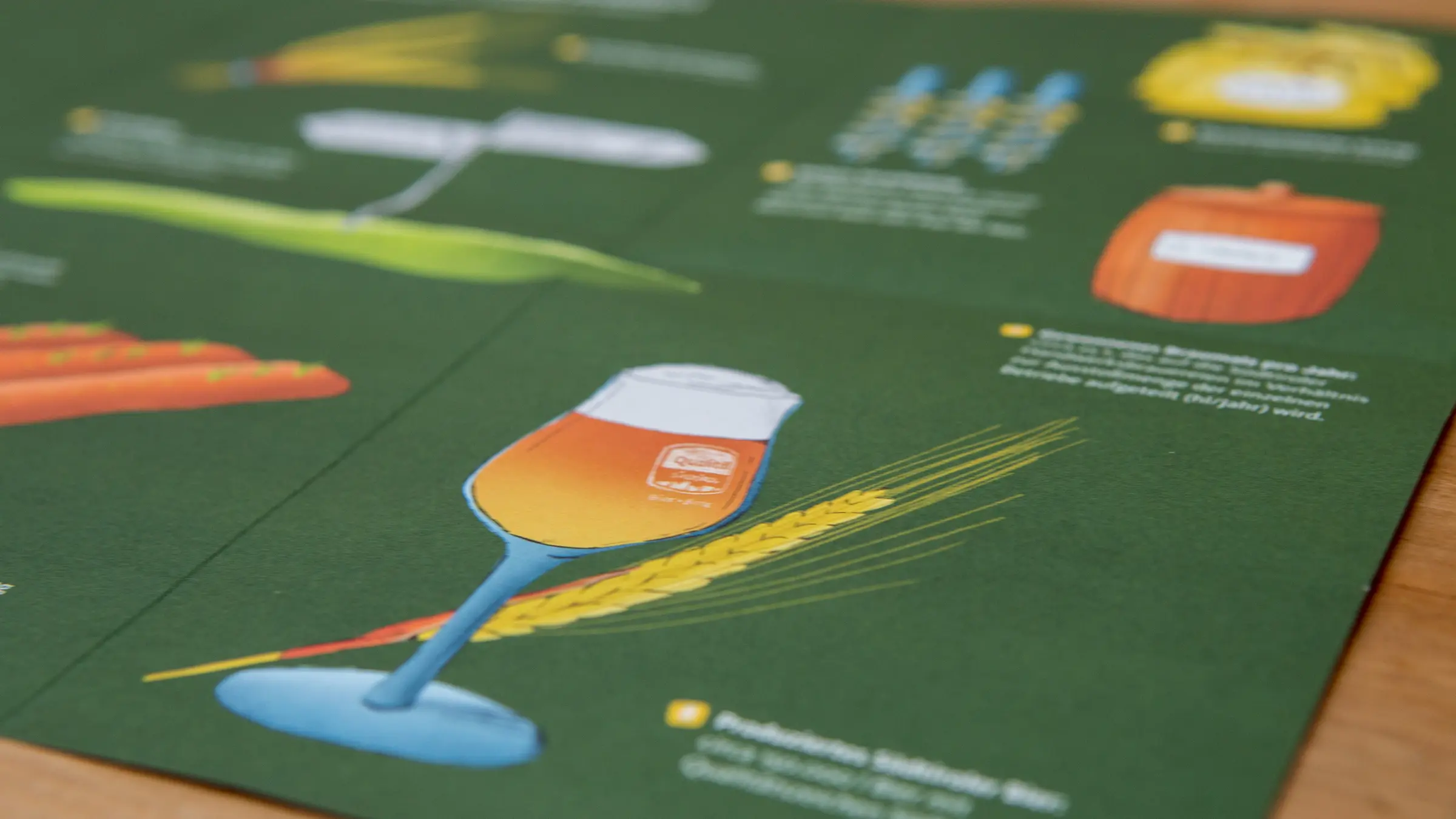 Innenseite der Broschüre für Südtiroler Gerste mit grünem Hintergrund und Illustration eines Bierglases und einer Kornähre.