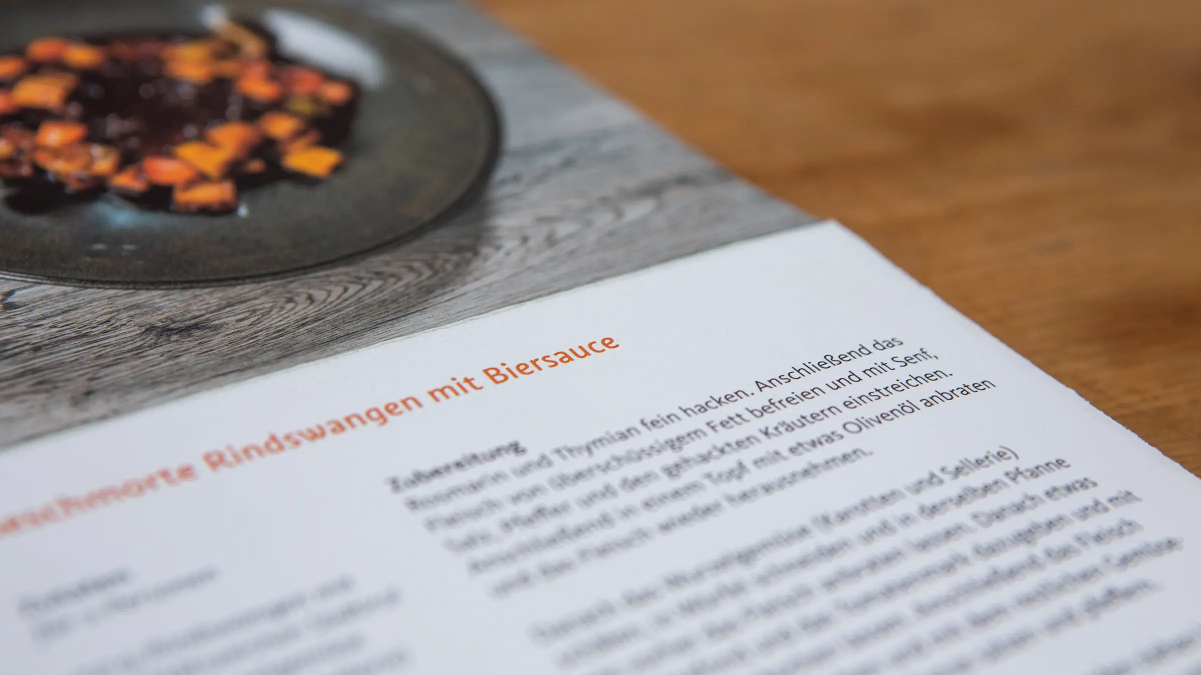 Innenseite der Broschüre für Südtiroler Gerste mit einem Rezept für Rindswangen mit Biersauce.