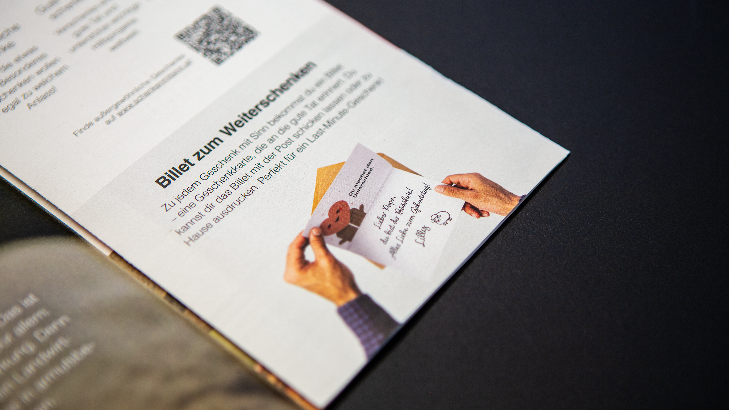 Innenseite der Broschüre für den Caritas-Onlineshop mit Informationen zum Geschenkbillet.