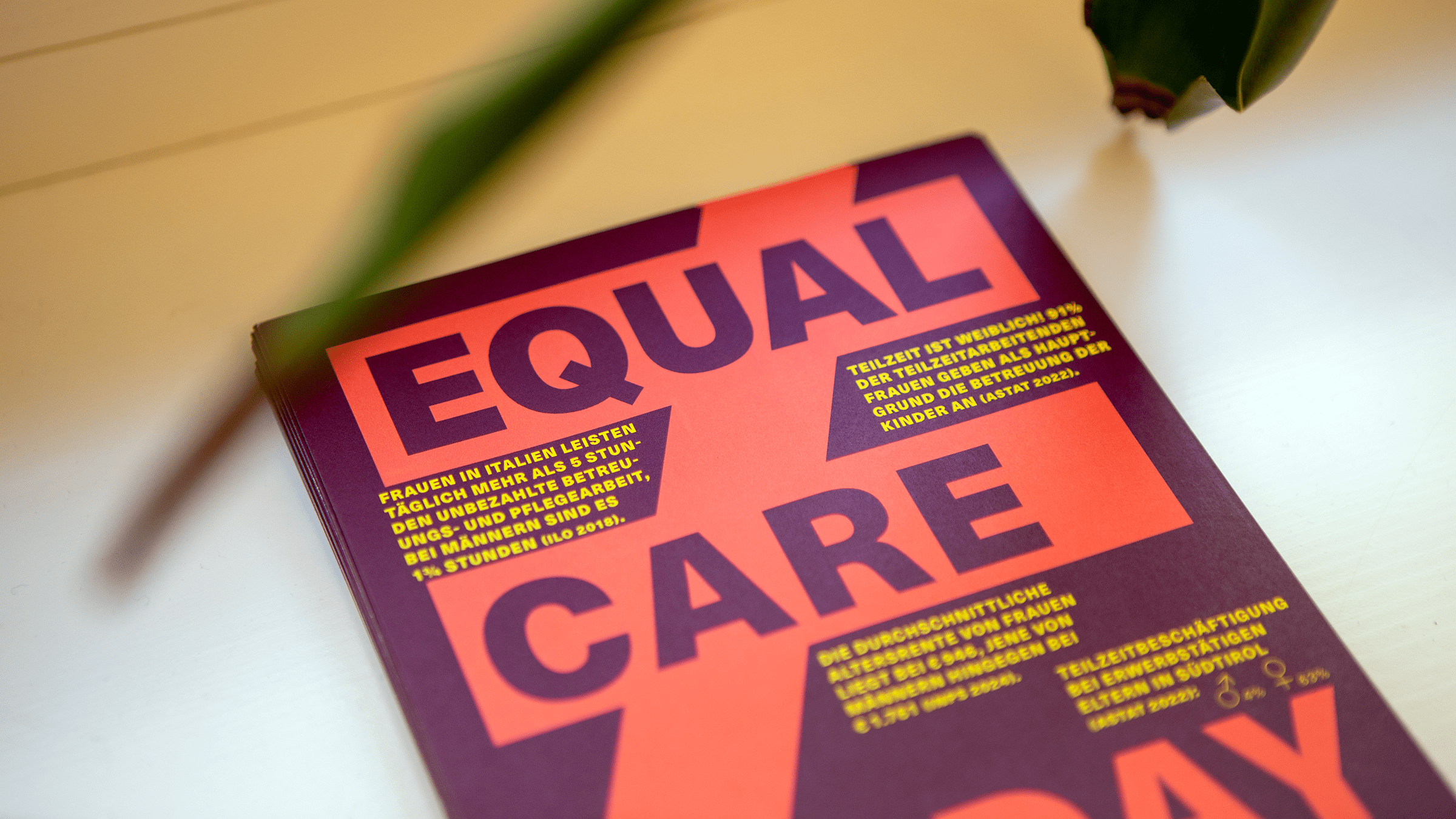 Titelseite des Folders für den Equal Care Day 2025, gestaltet mit Symbolen für Ungleichheit sowie Fakten zur unausgewogenen Verteilung der Sorgearbeit zwischen Männern und Frauen.