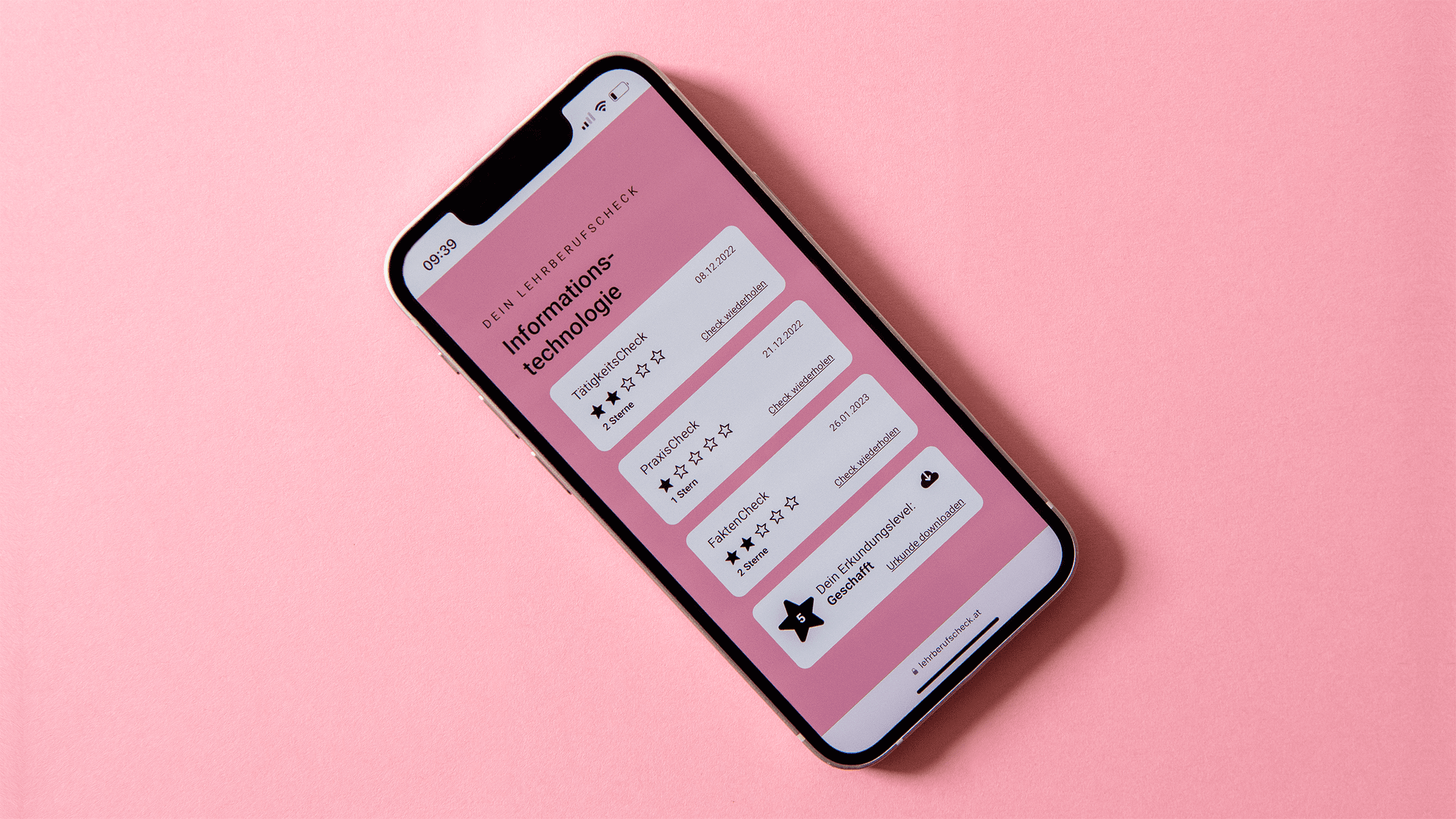 Ein Smartphone zeigt die Website des Lehrberufschecks mit dem Ergebnis eines Berufseignungstests.
