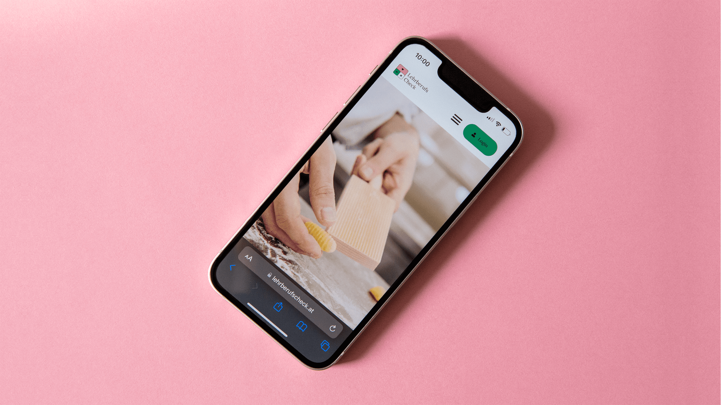 Smartphone, das die Startseite des Lehrberufschecks zeigt.